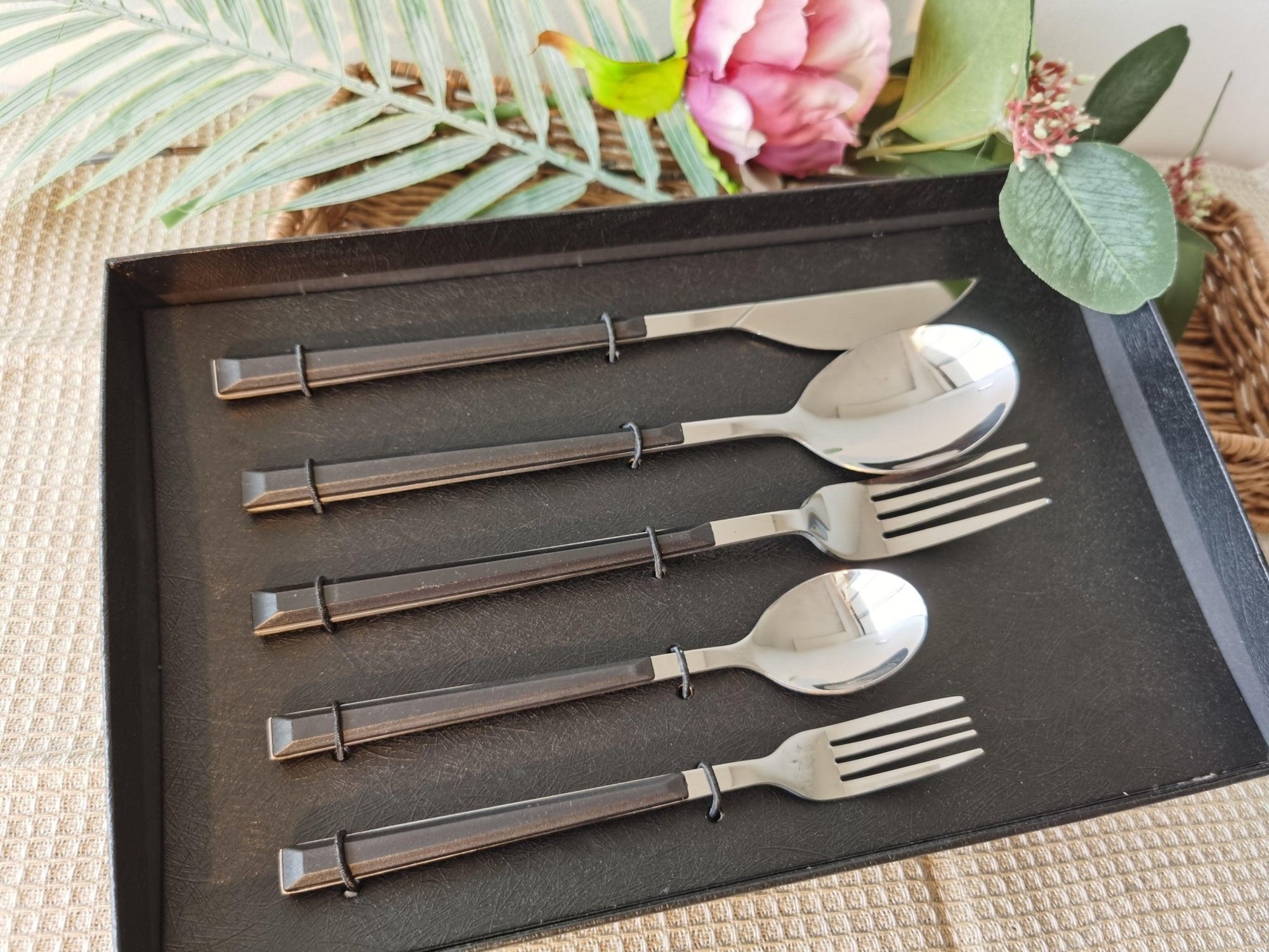 Colliam – 5 Piece Black Handle Cutlery Set - Colliam